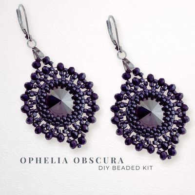 DIY Schmuckset „Ophelia Obscura“ – elegante Ohrringe mit dunklem Rivoli und dunklen Perlen, Ohrringe selber basteln im märchenhaften Design.