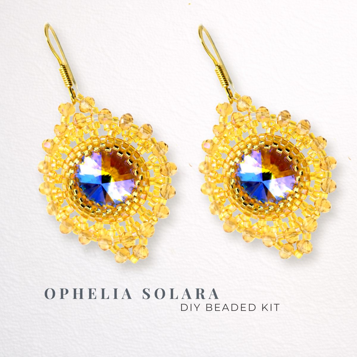 DIY Schmuckset „Ophelia Solara“ – strahlende Ohrringe mit goldenem Rivoli und funkelnden Perlen, Ohrringe selber basteln im märchenhaften Stil.