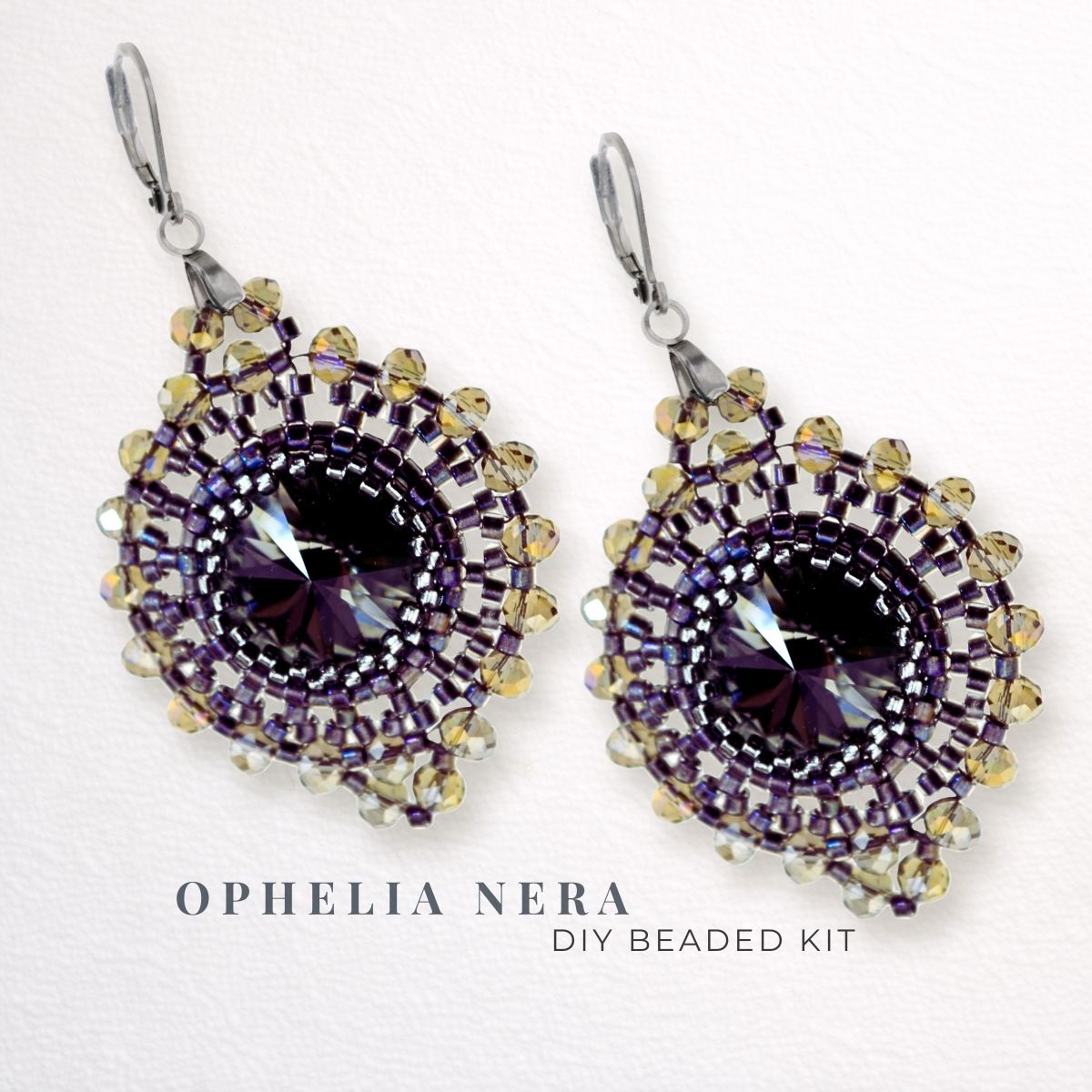 DIY Schmuckset „Ophelia Nera“ – elegante Ohrringe mit dunklem Rivoli und gold-violetten Perlen, Ohrringe selber basteln im märchenhaften Design.