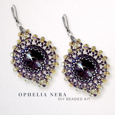 DIY Schmuckset „Ophelia Nera“ – elegante Ohrringe mit dunklem Rivoli und gold-violetten Perlen, Ohrringe selber basteln im märchenhaften Design.