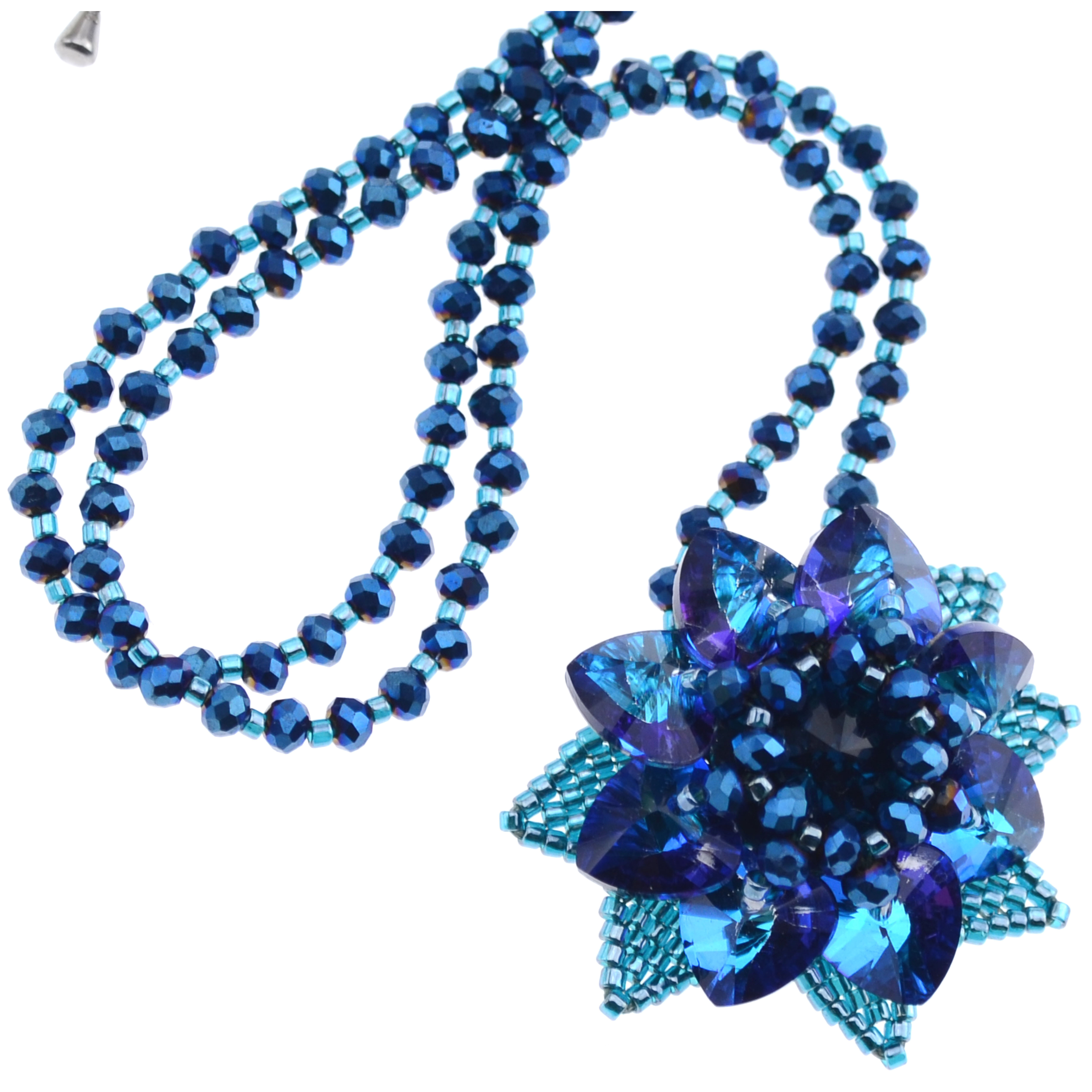 Blauer DIY-Anhänger aus Herzperlen und Rivoli-Kristall mit Rocailles – Schmuck selber machen
