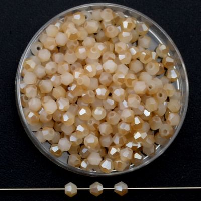 Doppelkegel-Kristallglasperlen – Karamellbeige, 3 mm I 40 Stück Facettierte Glasperlen in Karamellbeige, Bicone-Schliff, 3 mm, glänzend auf schwarzem Hintergrund