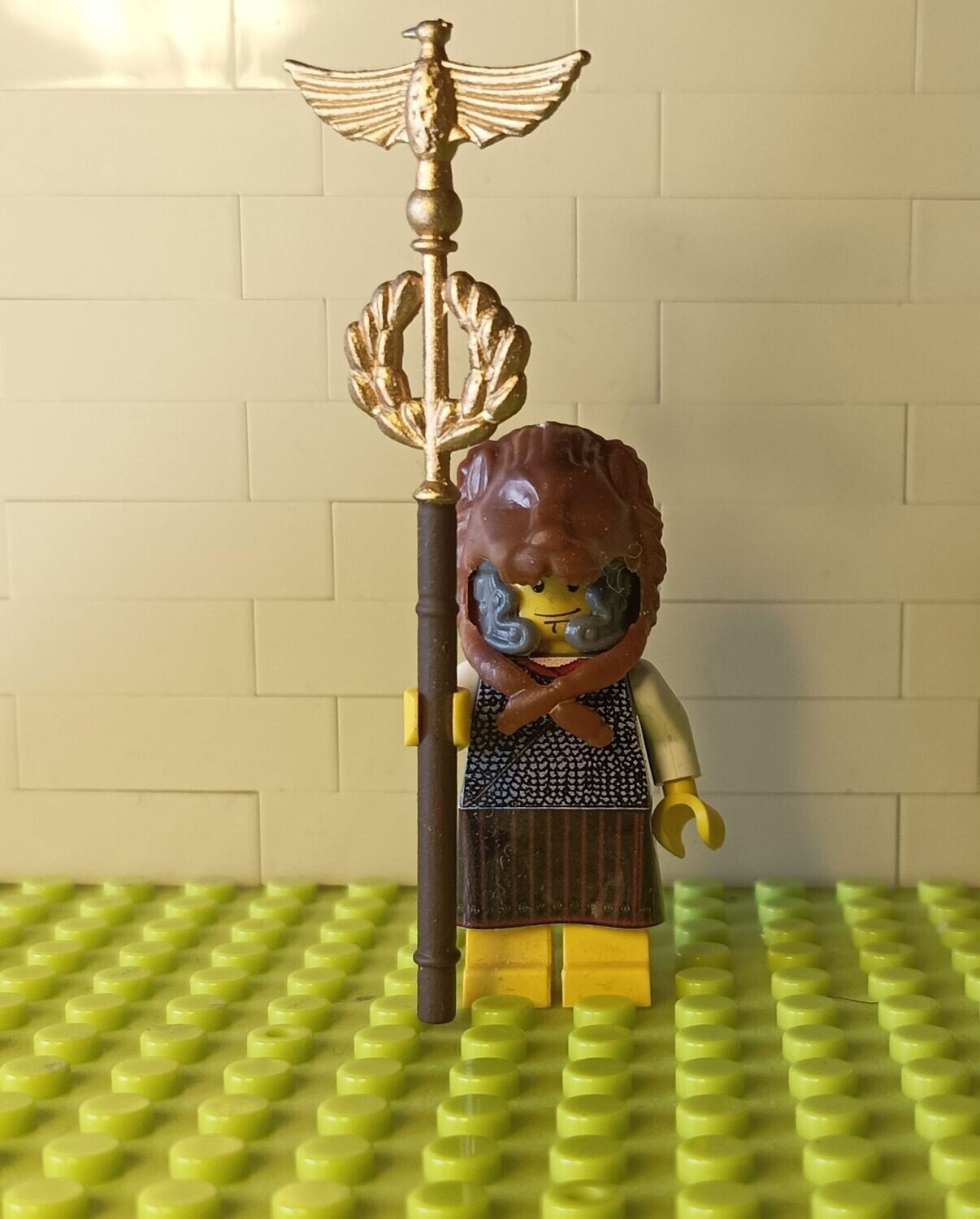 Römischer Standartenträger (Signifer) No 2 mit Bärenkopf Minifigur