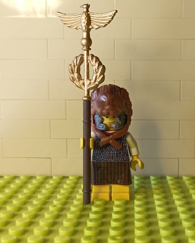 Römischer Standartenträger (Signifer) No 2 mit Bärenkopf Minifigur Römischer Standartenträger (Signifer) No 2 mit Bärenkopf Minifigur