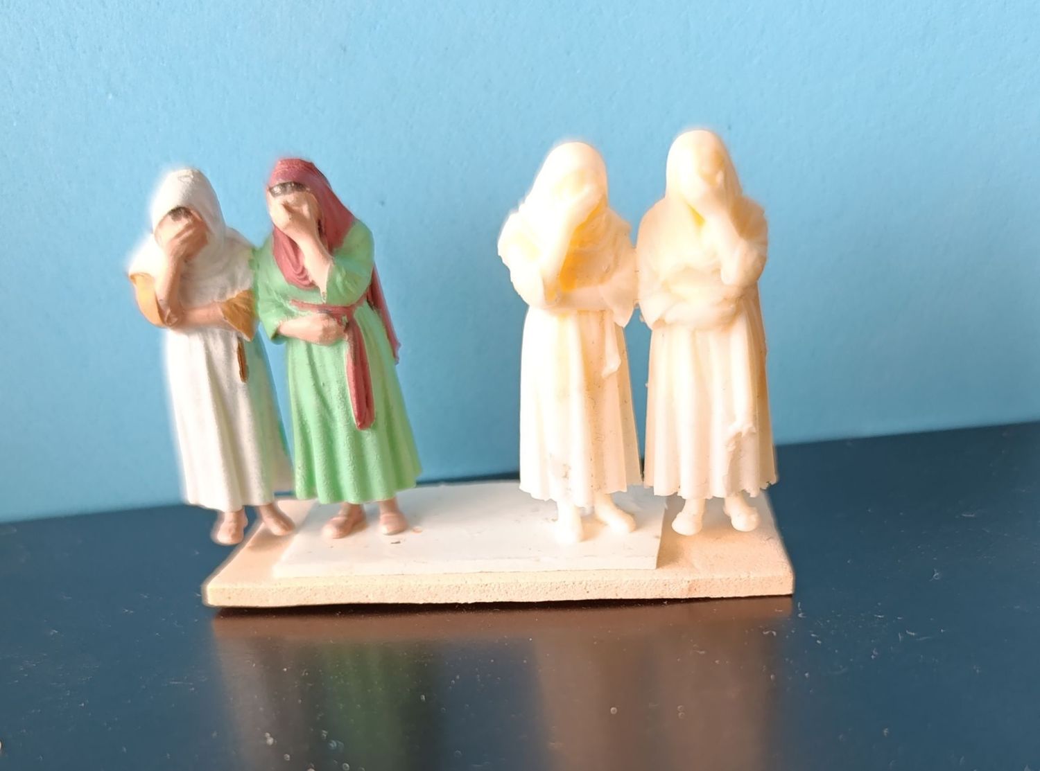 Zwei Frauen trauern Figuren 1/50 unbemalt Zwei Frauen trauern Figuren 1/50 unbemalt