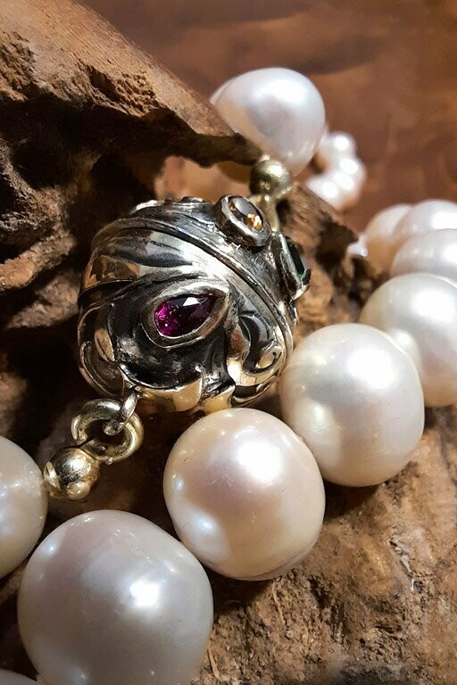 Perlencollier mit einzigartiger Kugelschließe Perlencollier mit einzigartiger Kugelschließe