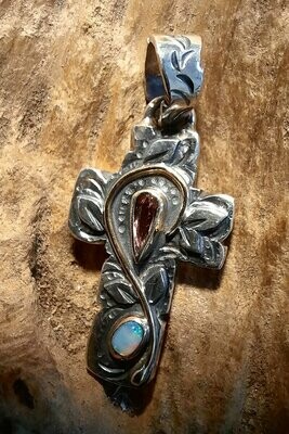 Kreuz mit Turmalin und Opal
