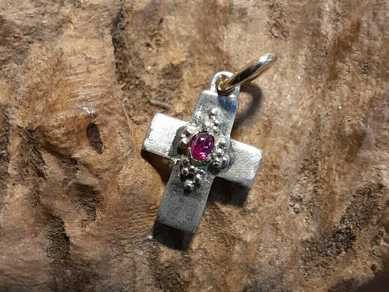Kreuz mit Rubin