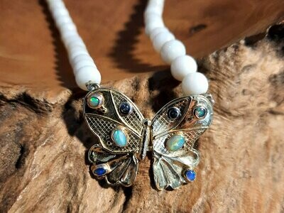 Opalkette mit Schmetterlingsschließe