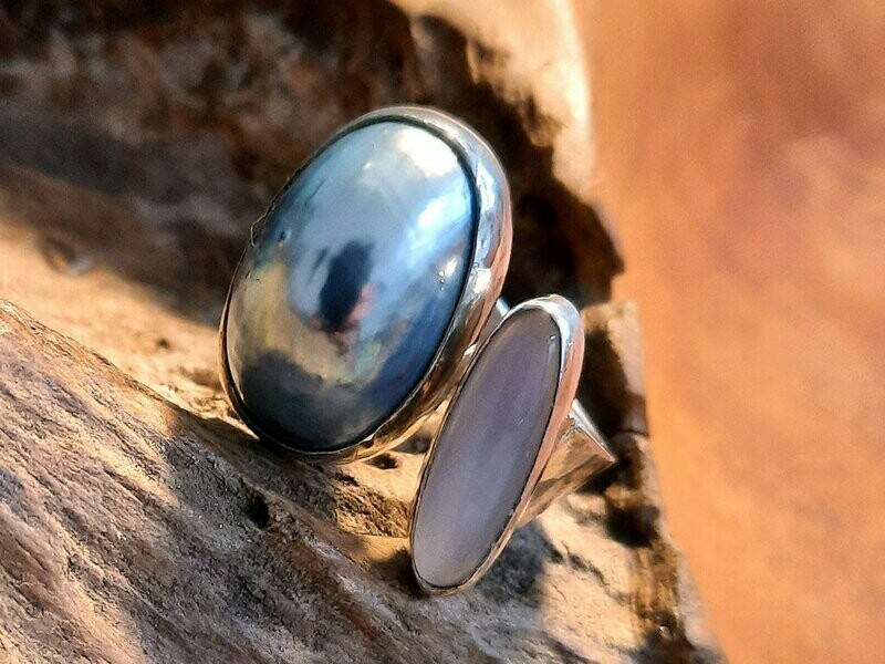 Schräger Ring mit Chalcedon und Perlschale Schräger Ring mit Chalcedon und Perlschale