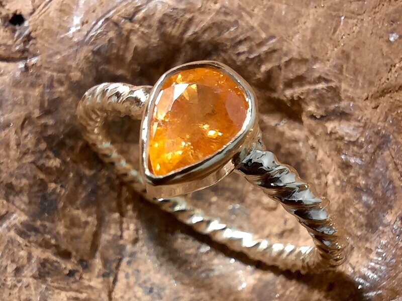 Ring mit Mandaringranattropfen Ring mit Mandaringranattropfen