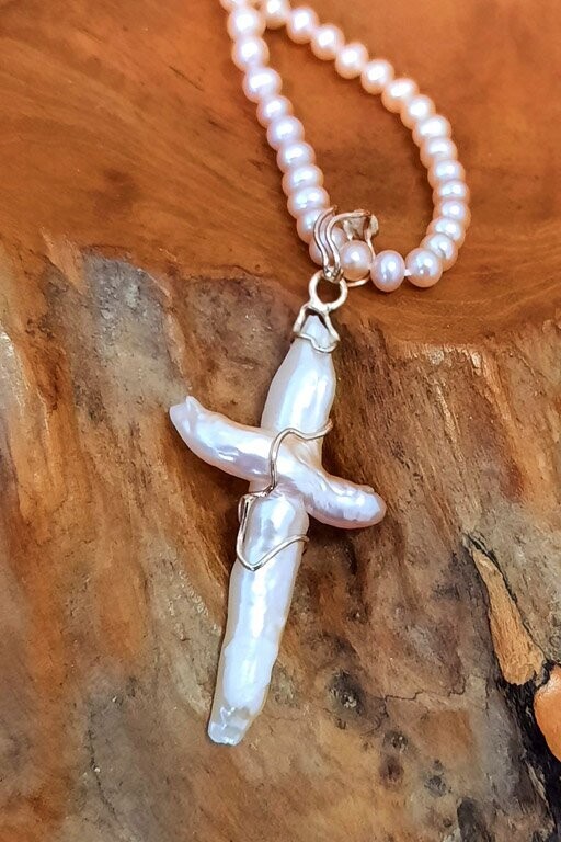 Perlkreuz mit Kette