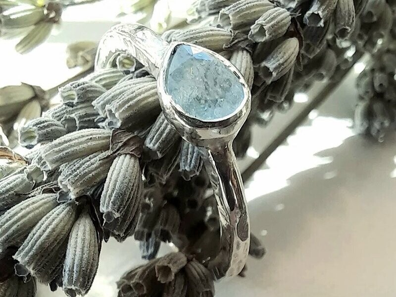 Ring mit Paraibaturmalintropfen Ring mit Paraibaturmalintropfen