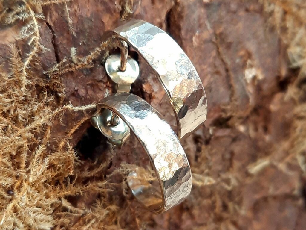 Goldene Creolen mit Hammerschlag