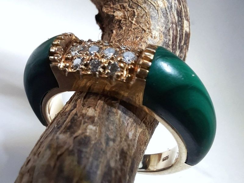 Ring mit Malachiteinlagen