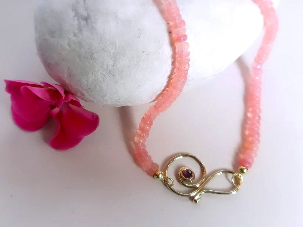 Opalkette mit Spiralschließe