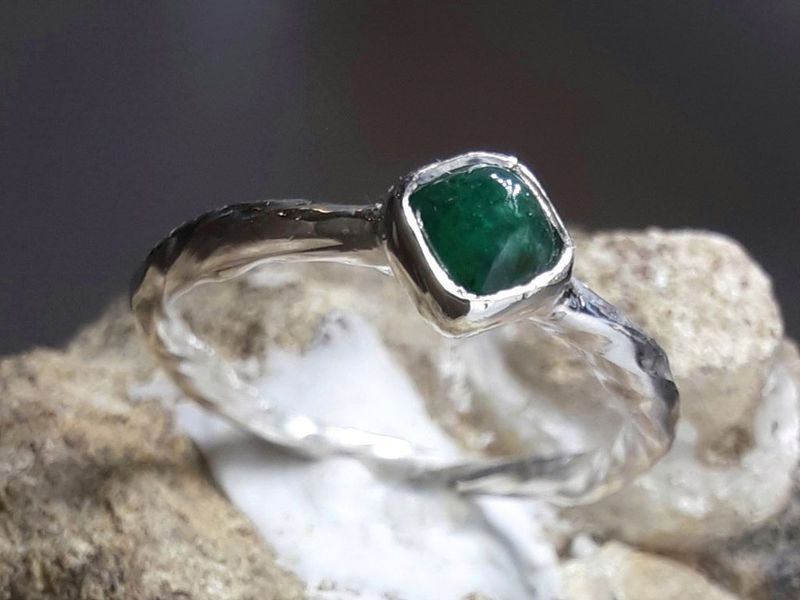 Gewendelter Ring mit Smaragd