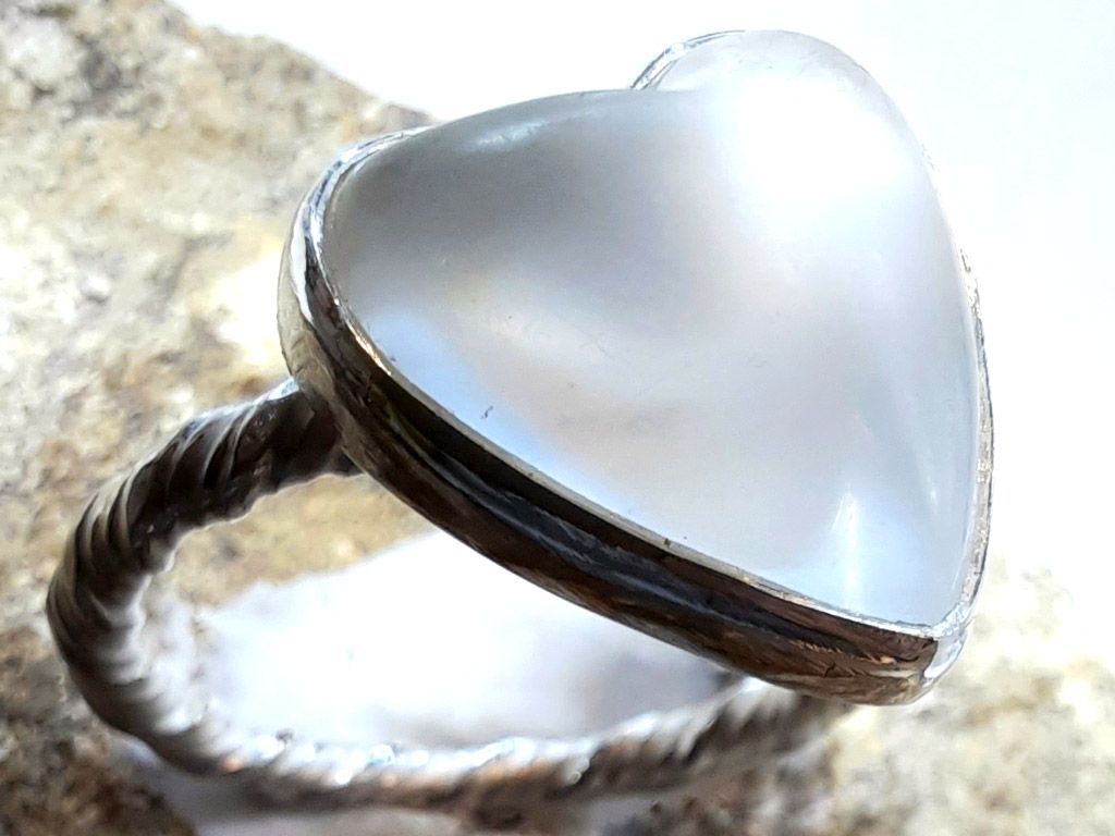 Gewendelter Ring mit Herz Gewendelter Ring mit Herz