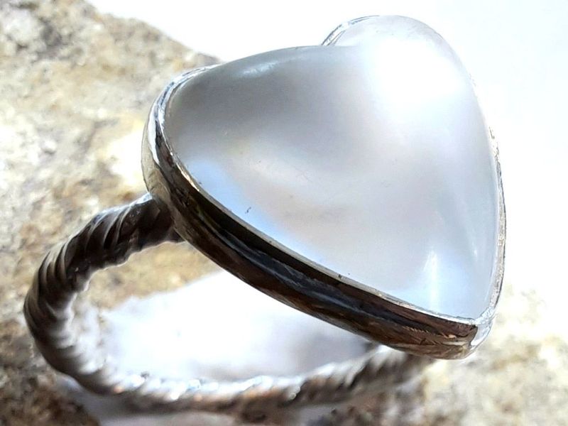 Gewendelter Ring mit Herz