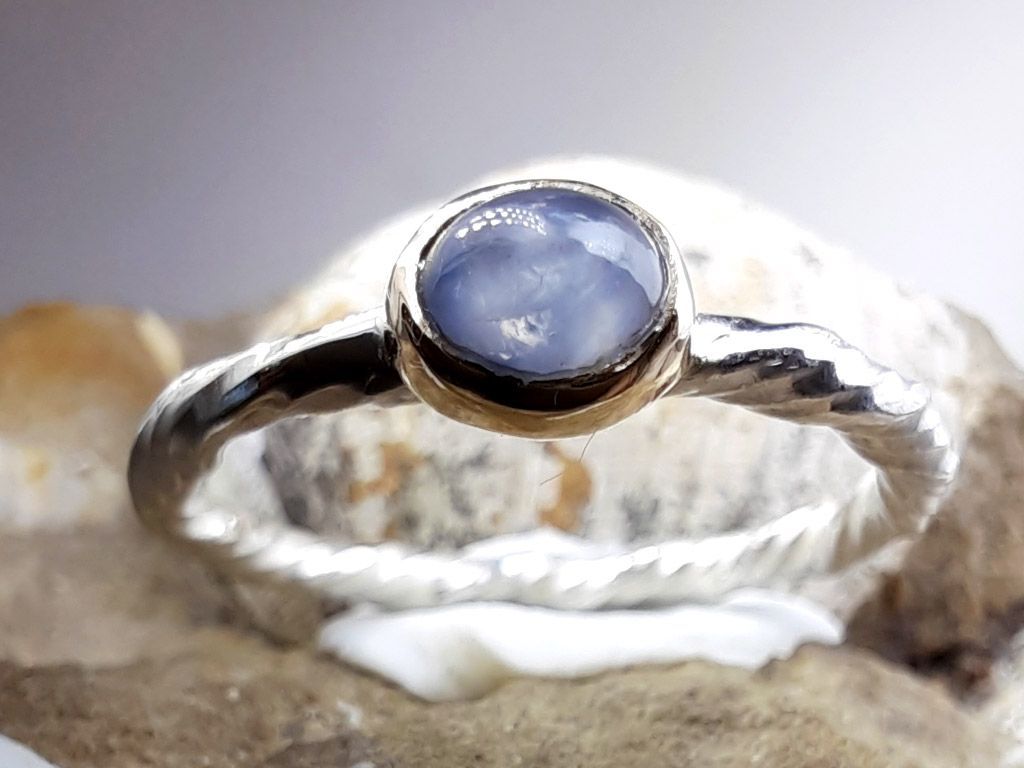 Gewendelter Ring mit Stern Gewendelter Ring mit Stern