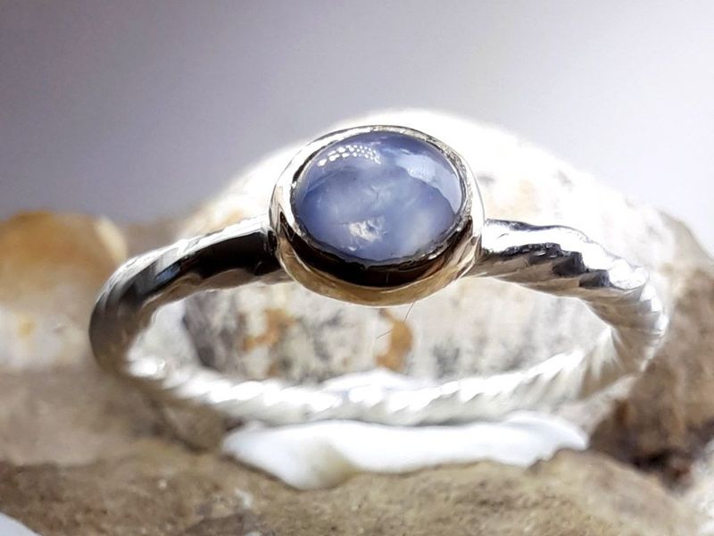 Gewendelter Ring mit Stern