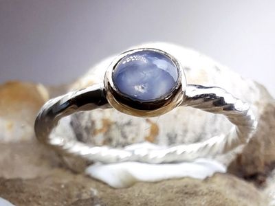 Gewendelter Ring mit Stern Gewendelter Ring mit Stern