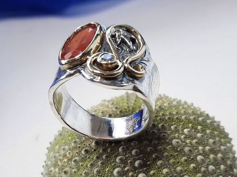 ♌ Löwe mit rotem Saphir und Brillanten ♌ Löwe mit rotem Saphir und Brillanten