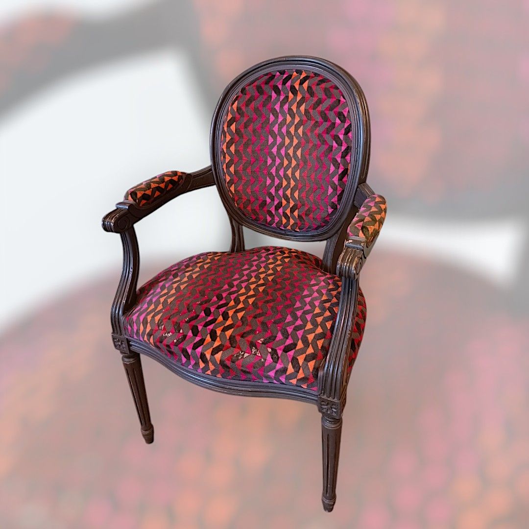 Fauteuil bout de table dossier médaillon fond et dos garnis