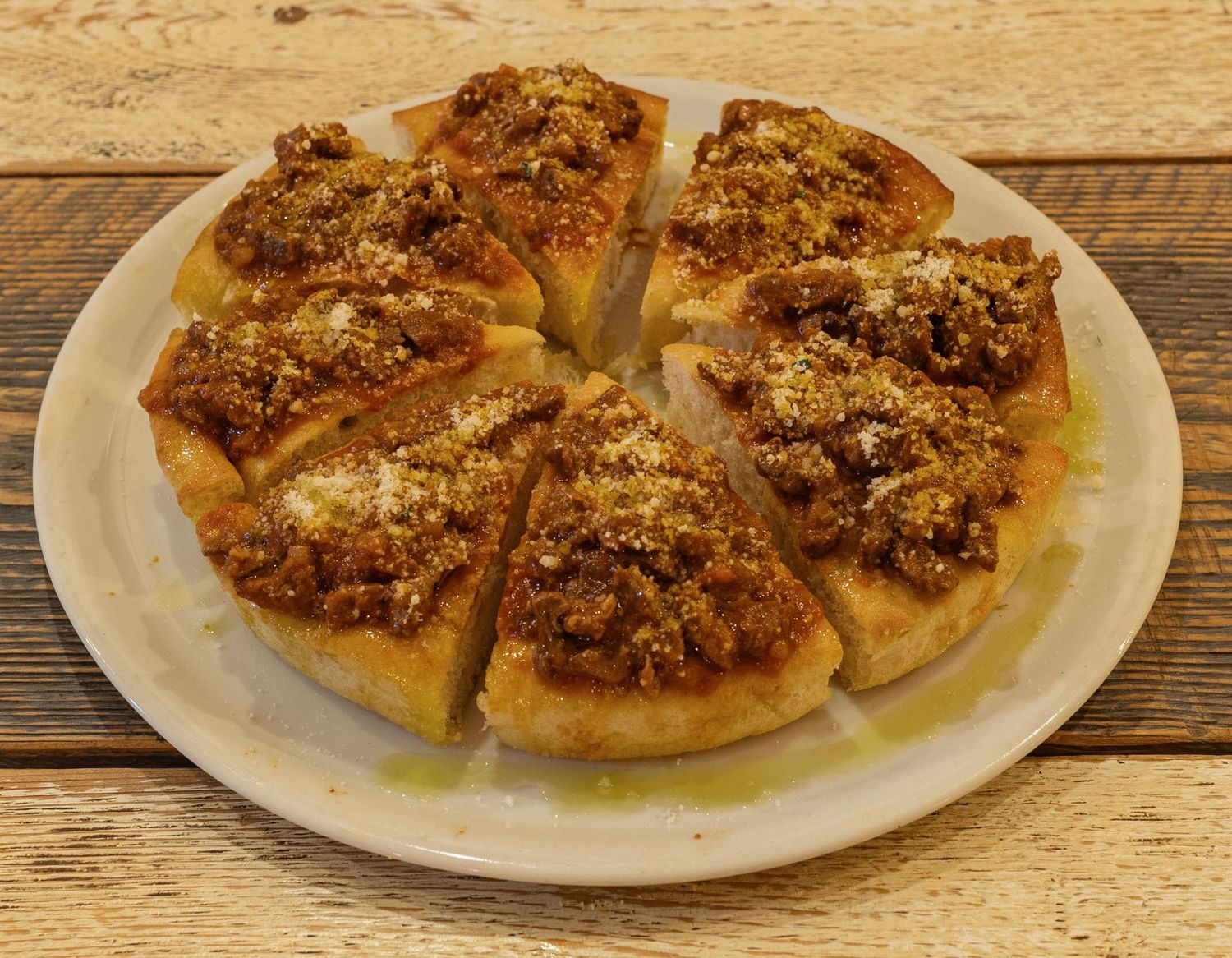 PIZZA AL PADELLINO CON RAGU' DI SCOTTONA