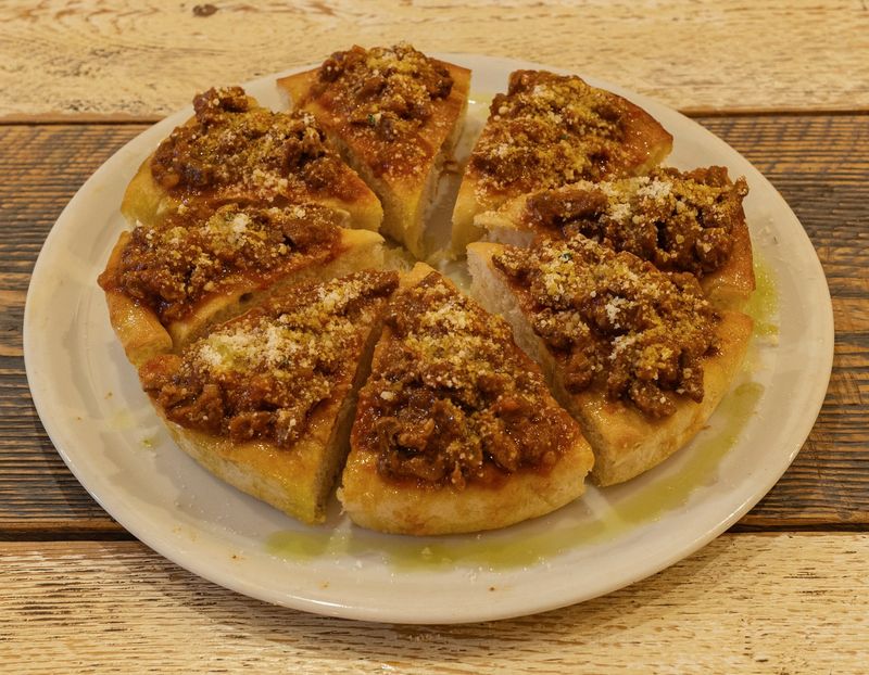 PIZZA AL PADELLINO CON RAGU' DI SCOTTONA