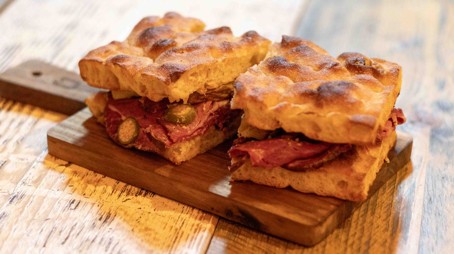 Focaccia con Pastrami, Senape e Cucunci