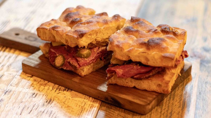 Focaccia con Pastrami, Senape e Cucunci
