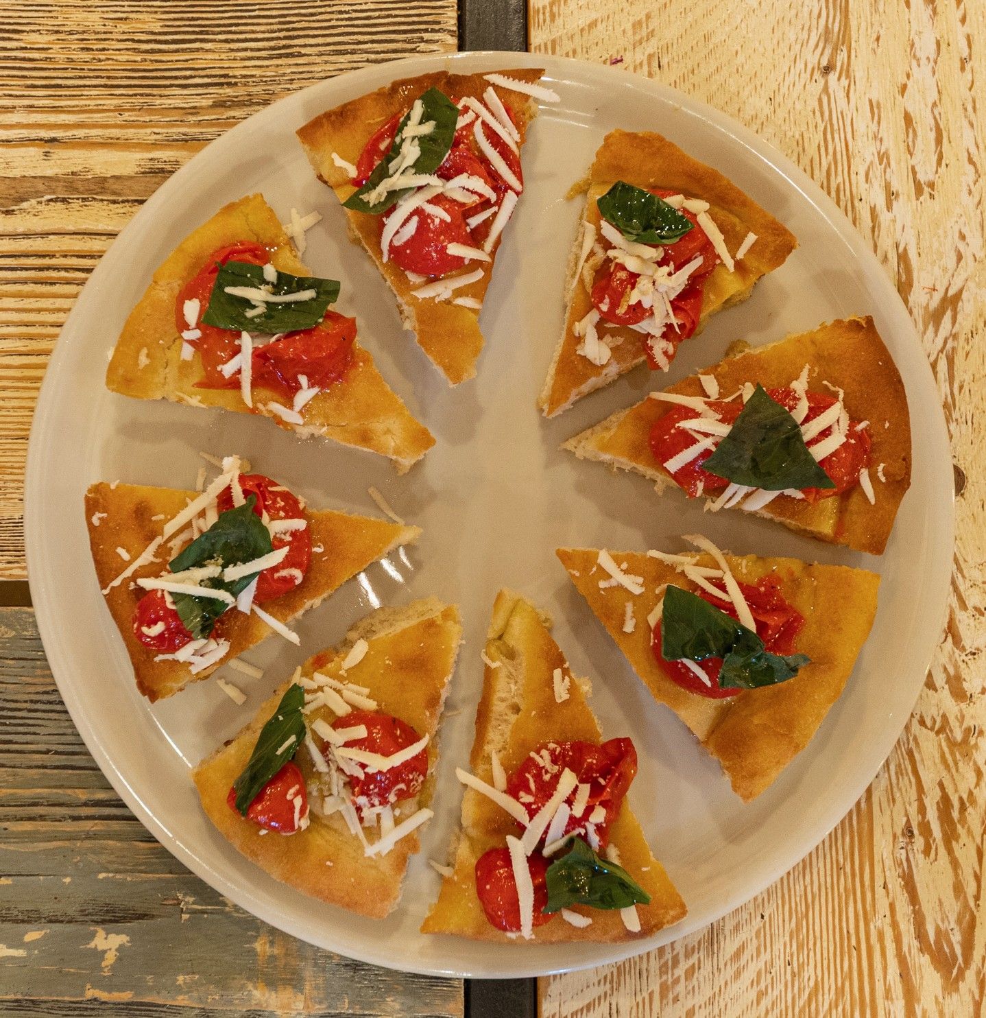 PIZZA AL PADELLINO CON POMODORI SCATTARICIATI E CACIORICOTTA