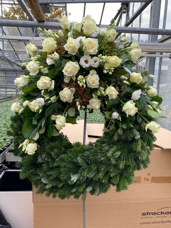 Grüner Kranz mit Blumenschmuck