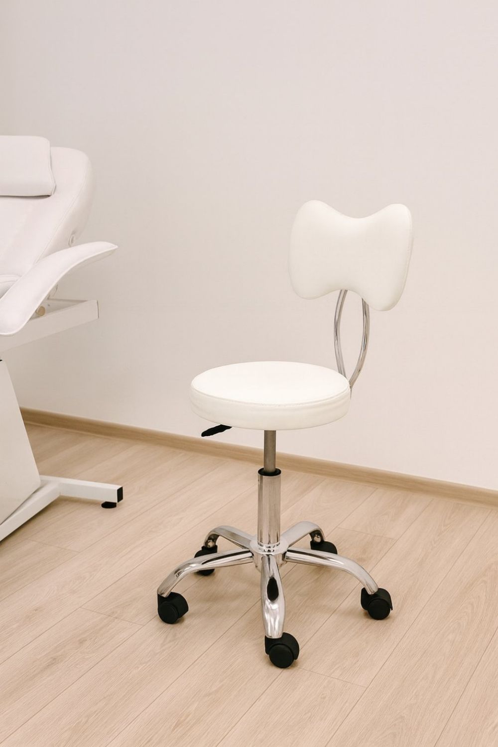 KOZMETIČKA STOLICA SA NASLONOM