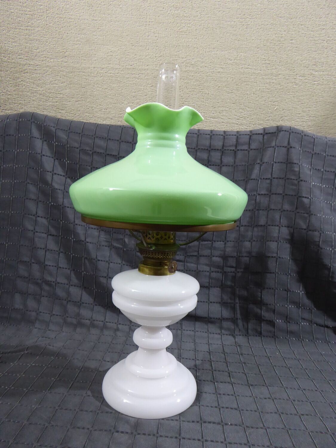 Alte Antike Petroleumlampe Petroleum Tischlampe Opalglaslampe