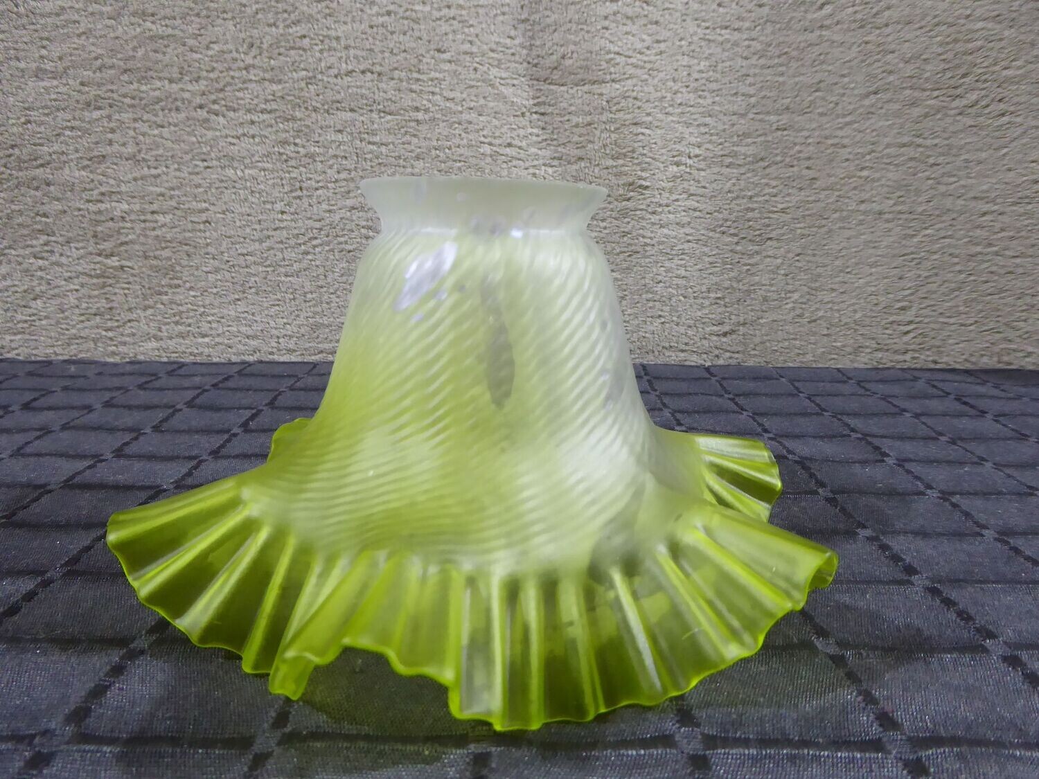 Art Deco Tulpenglas gelb satiniert Glas Lampenschirm