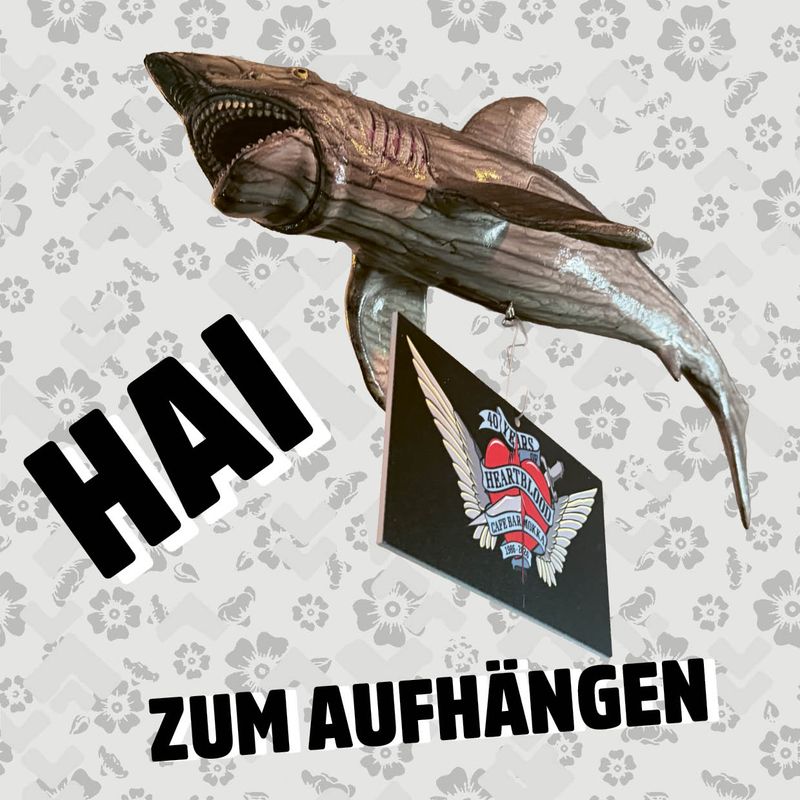 Fliegender Hai mit 40 YEARS OF HEARTBLOOD