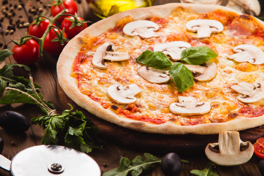 Pizza Champignons + Salat