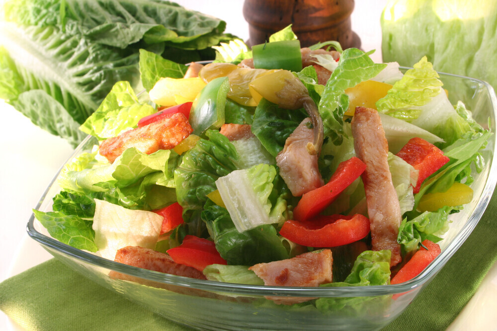 Salat mit Putenstreifen und Pizzabrot