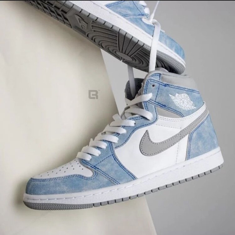 Jordan 1 Hyper Royal