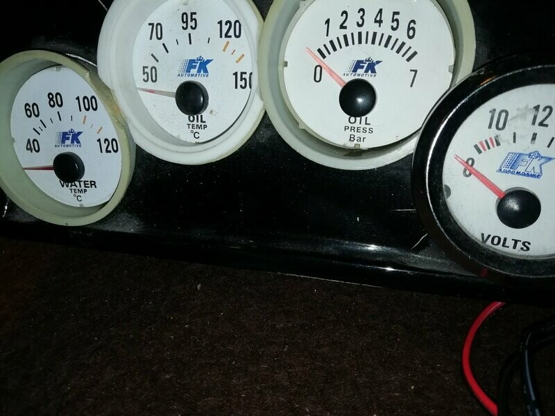 Zusatzinstrumente Zusatzanzeigen Wassertemp. Öltemp , Öldruck, Spannung Druck Temperatur. FLA4