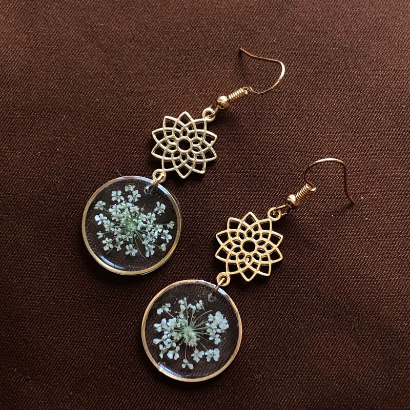 Pendientes largos con flor dorada y círculo con flores blancas