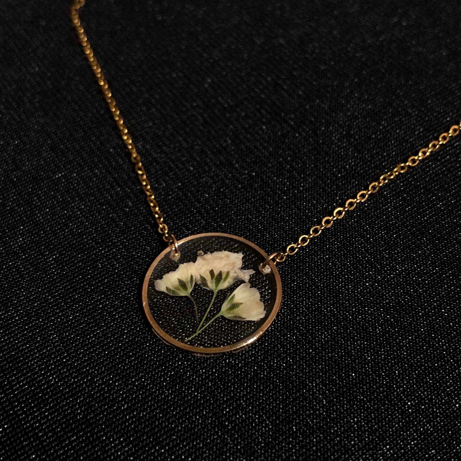 Collar dorado círculo flor blanca