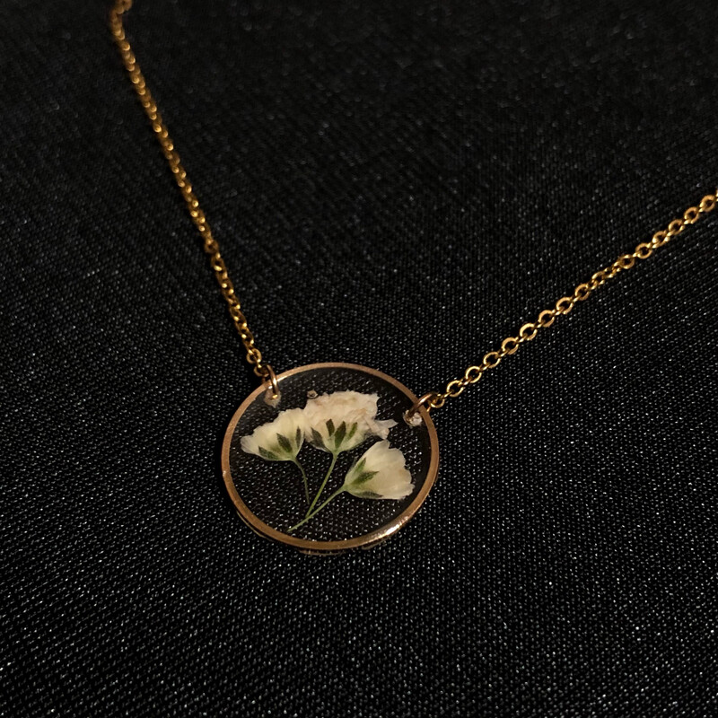 Collar dorado círculo flor blanca