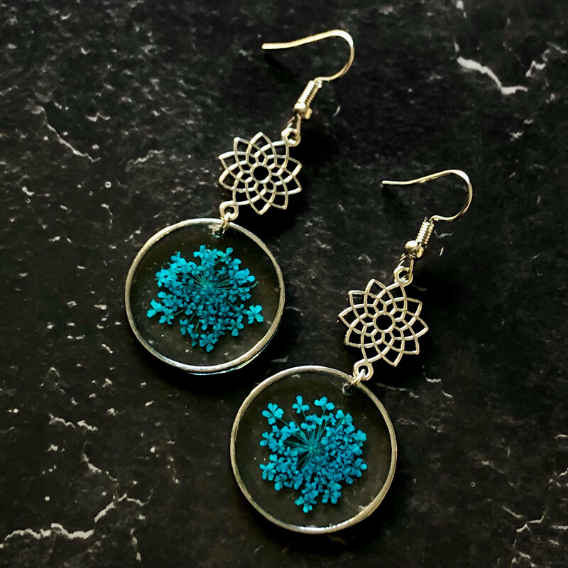 Pendientes flor plateada con flores azules