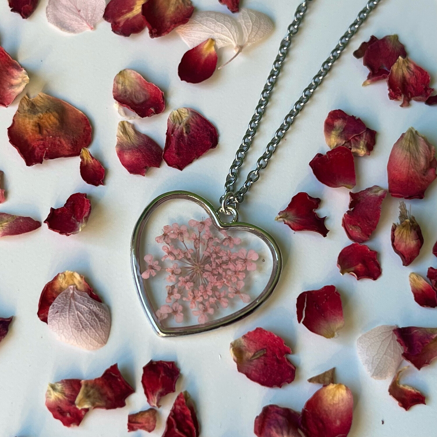 Collar corazón plateado flor rosa
