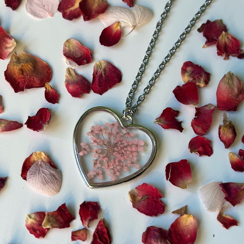 Collar corazón plateado flor rosa