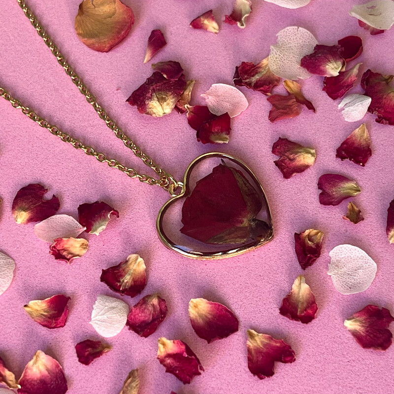 Collar corazón dorado rosa roja