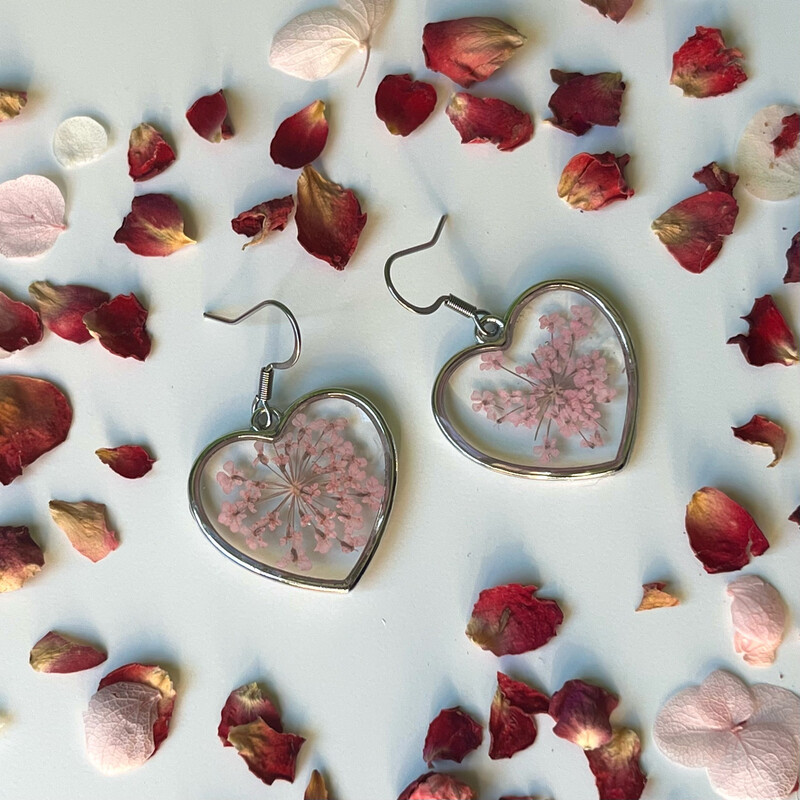 Pendientes corazones plateados flores rosas